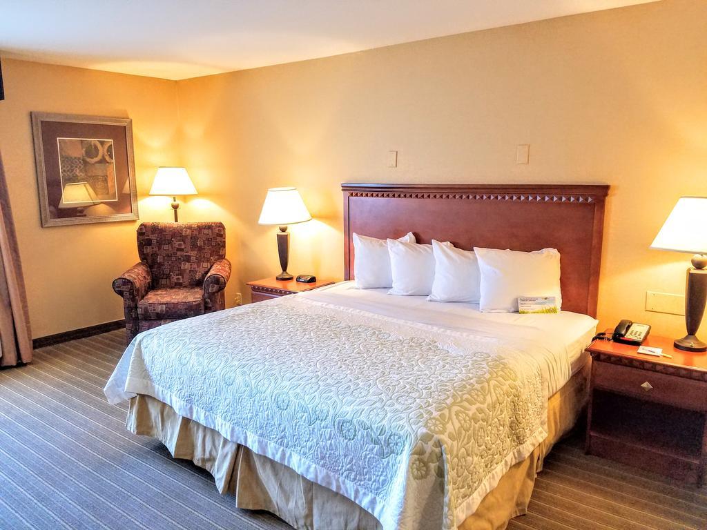 Days Inn By Wyndham Windsor Locks / Bradley Intl Airport Экстерьер фото