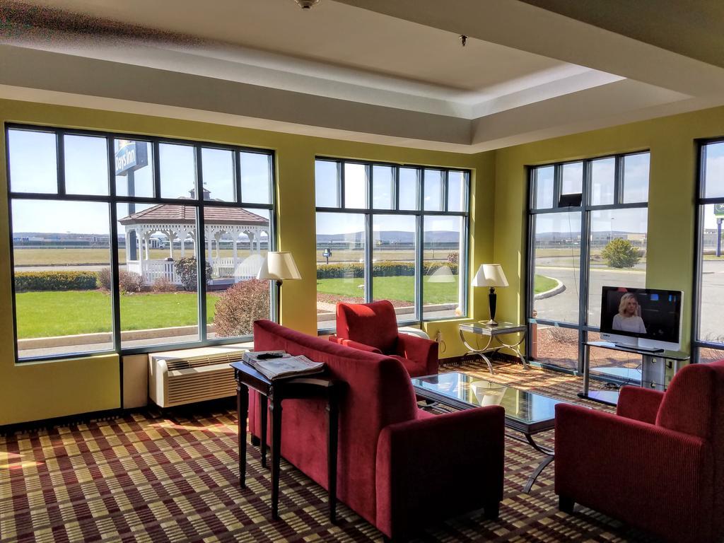 Days Inn By Wyndham Windsor Locks / Bradley Intl Airport Экстерьер фото