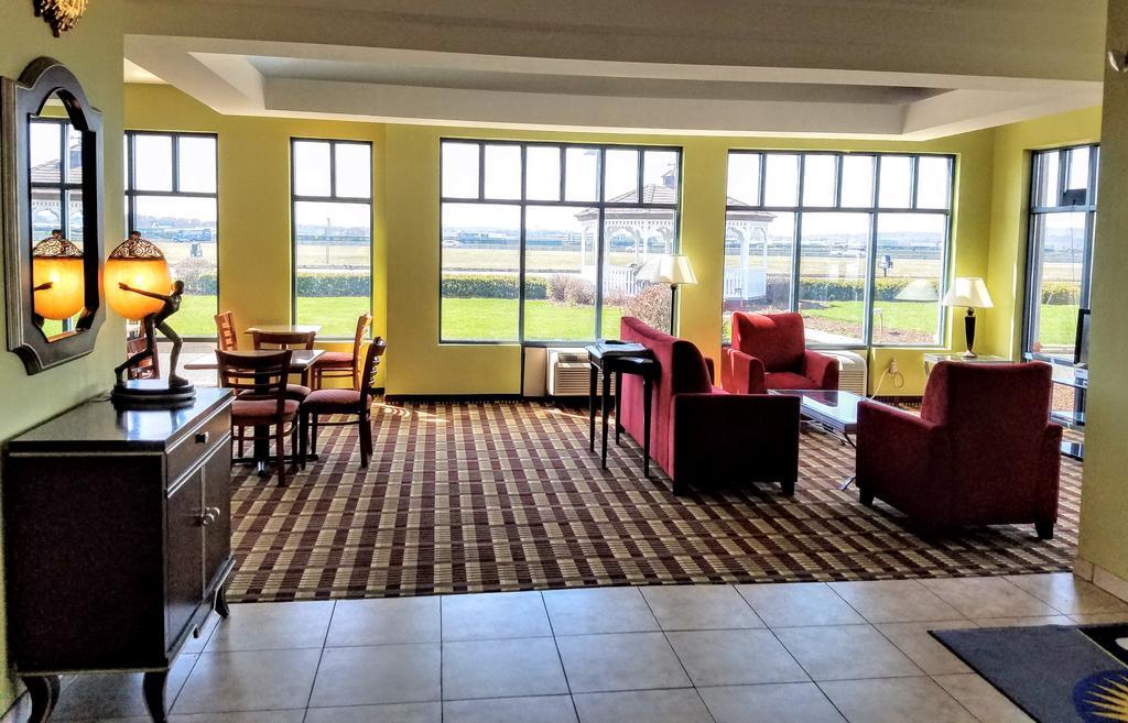 Days Inn By Wyndham Windsor Locks / Bradley Intl Airport Экстерьер фото
