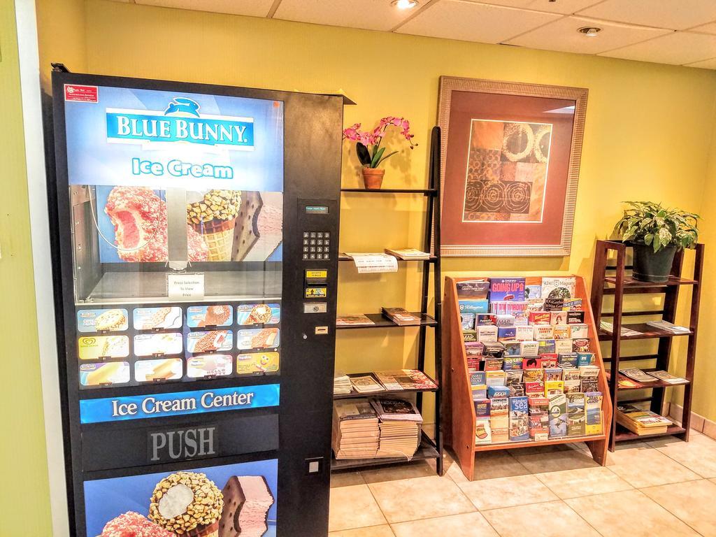Days Inn By Wyndham Windsor Locks / Bradley Intl Airport Экстерьер фото