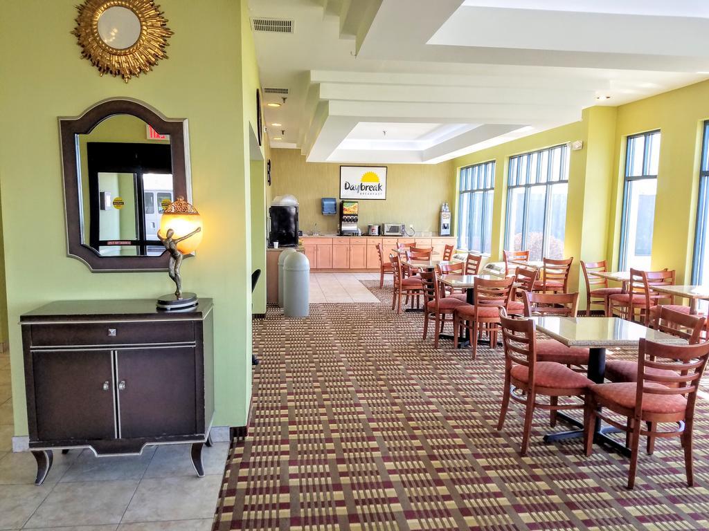 Days Inn By Wyndham Windsor Locks / Bradley Intl Airport Экстерьер фото