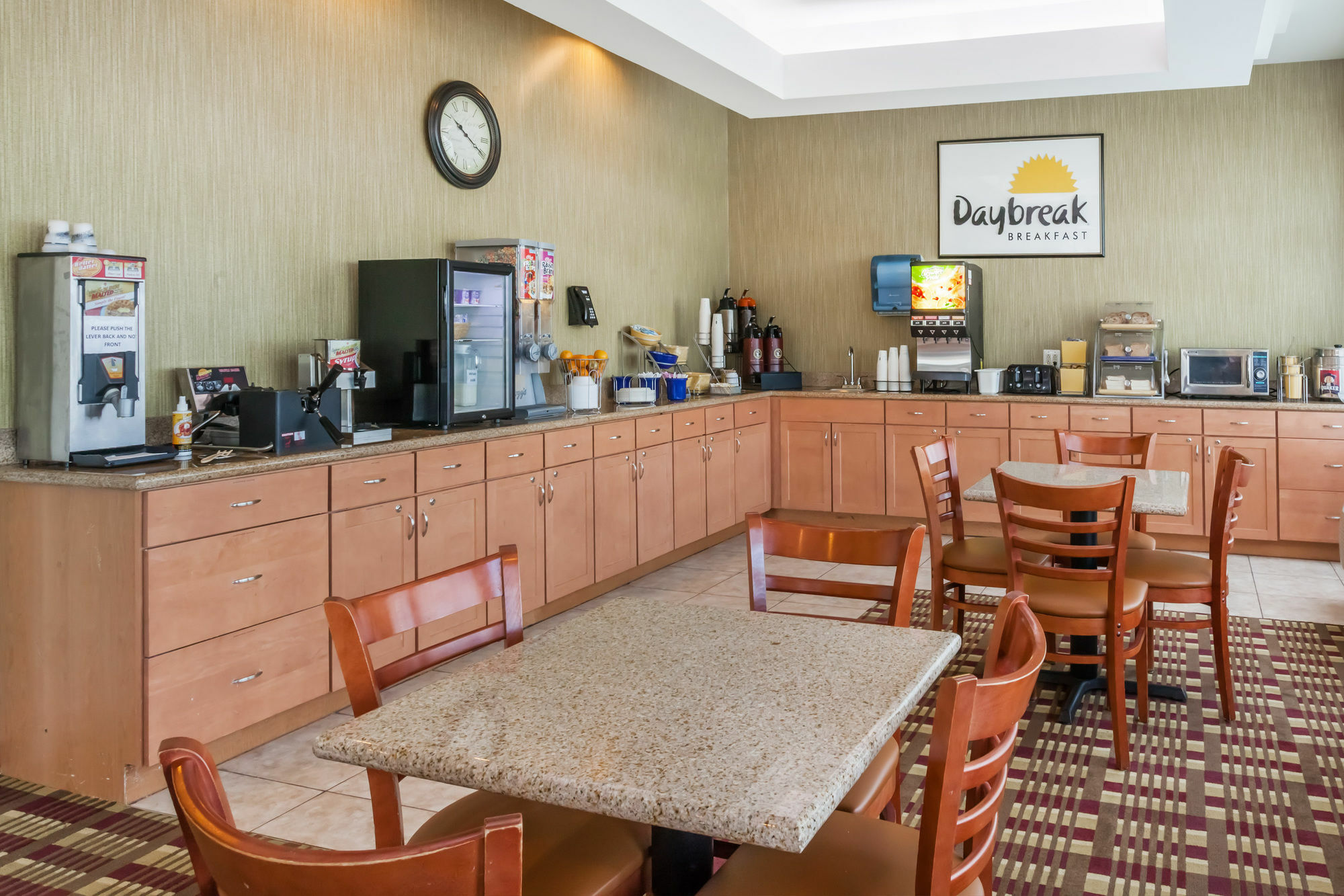 Days Inn By Wyndham Windsor Locks / Bradley Intl Airport Экстерьер фото