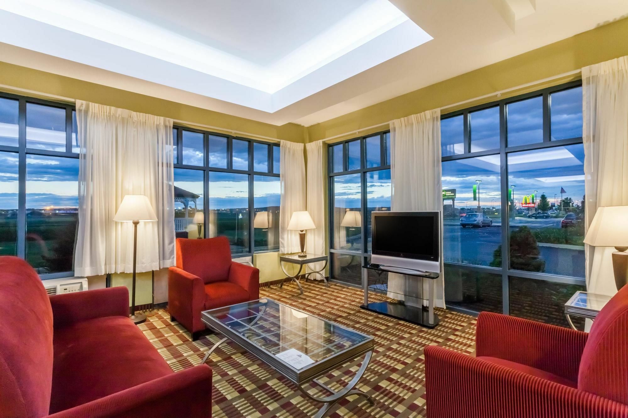 Days Inn By Wyndham Windsor Locks / Bradley Intl Airport Экстерьер фото