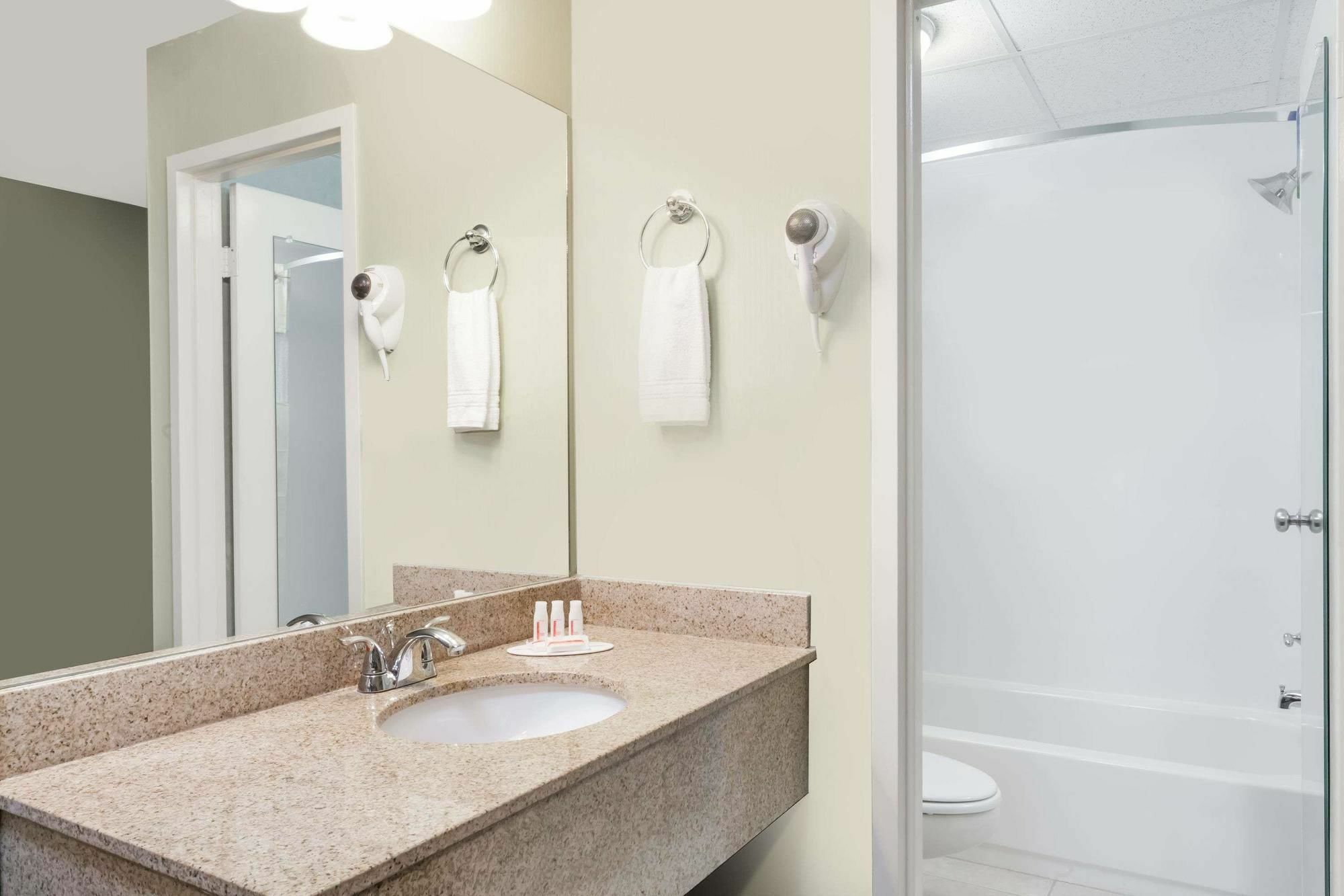 Days Inn By Wyndham Windsor Locks / Bradley Intl Airport Экстерьер фото