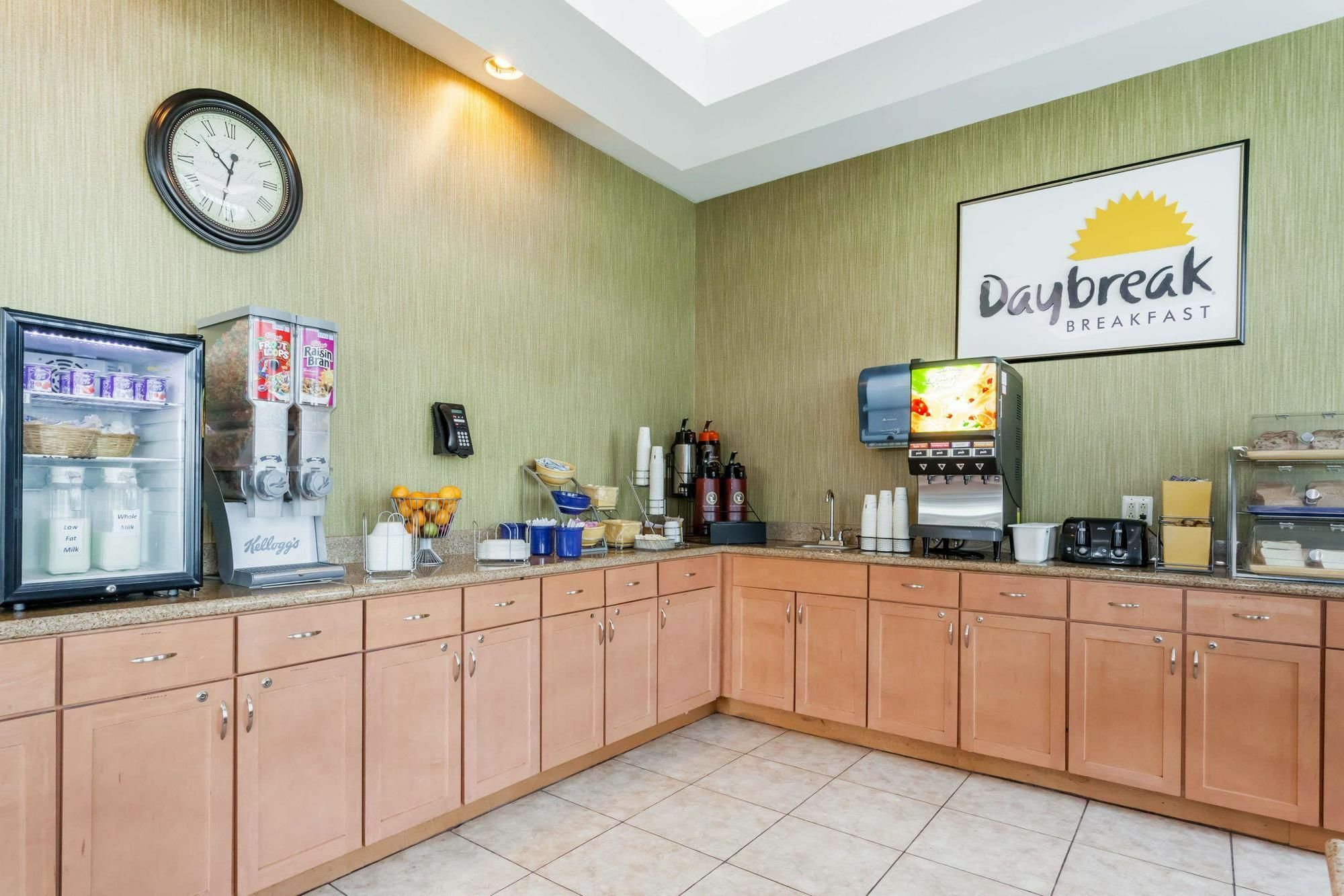Days Inn By Wyndham Windsor Locks / Bradley Intl Airport Экстерьер фото